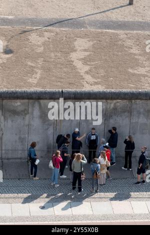 Fête devant la bande de la mort au Mémorial du mur de Berlin entre U8 Bernauer Strasse et la station de S-Bahn Nordbahnhof, Berlin Allemagne Banque D'Images