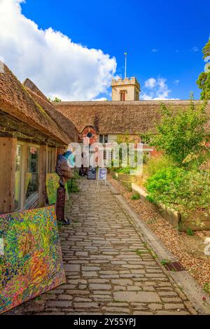 Galeries d'artistes au toit de chaume dans une cour sur le domaine Symondsbury, NR Bridport, Dorset, Angleterre, Royaume-Uni Banque D'Images