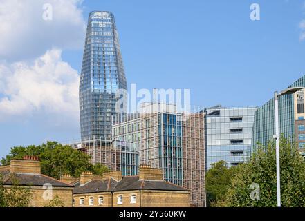 Londres, Royaume-Uni. Un Blackfriars (le vase / le Boomerang) vu d'un quai de la gare de Waterloo est Banque D'Images