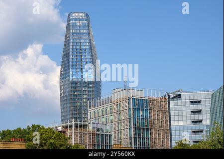 Londres, Royaume-Uni. Un Blackfriars (le vase / le Boomerang) vu d'un quai de la gare de Waterloo est Banque D'Images