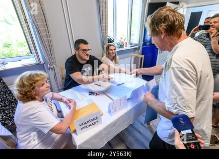 Decin, République tchèque. 20 septembre 2024. Milan Krauskopf, titulaire de la pension où se trouve l'autre bureau de vote, vote le premier jour de l'élection à Dolni Zleb, à Decin, République tchèque, le 20 septembre 2024, là où la route est inondée par l'Elbe et le seul moyen possible d'y arriver est le train. Crédit : Ondrej Hajek/CTK photo/Alamy Live News Banque D'Images