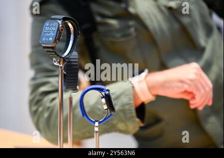 Berlin, Allemagne. 20 septembre 2024. Un client se tient derrière les modèles de l'Apple Watch Series 10 dans l'Apple Store de Mitte, où les ventes des nouveaux modèles iPhone 16 et iWatch 10 d'Apple commencent. Apple se concentre sur de meilleurs appareils photo et l’intelligence artificielle dans ses nouveaux iPhones. Cependant, les utilisateurs de l'Union européenne ne connaîtront pas initialement beaucoup des nouvelles fonctions de l'IA. Crédit : ELISA Schu/dpa/Alamy Live News Banque D'Images