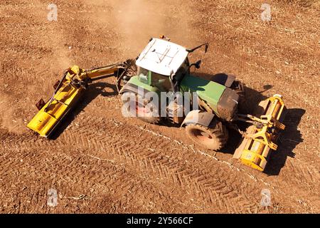 Themenfoto : Landwirtschaft. Ein Landwirt faehrt mit seinem Traktor ueber einn abgeerntetes Maisfeld und verjunegt den Boden mit der Schaelfraese,Schlepper, Traktorspuren. *** Photo thématique Agriculture Un agriculteur conduit son tracteur sur un champ de maïs récolté et désherbe le sol avec la houe rotative, tracteur, tracteurs chenilles Banque D'Images