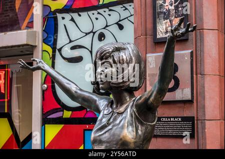 Statue de l'artiste Cilla Black sur Mathew Street à l'extérieur du Cavern Club, où dans les années 1960 le groupe pop Beatles s'est établi Banque D'Images