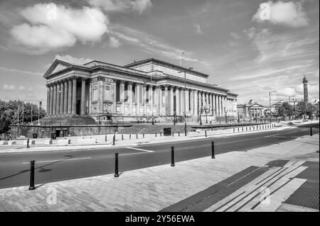 Cette image de scène de rue est de St George's Hall, l'un des bâtiments les plus prestigieux de Liverpools. Construit dans les années 1850 et ouvert en 1854. Banque D'Images