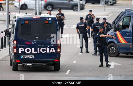 Madrid, Espagne. 19 septembre 2024. Un officier de la police de la Policia Nacional instruit ses collègues. Crédit : Jan Woitas/dpa/Alamy Live News Banque D'Images