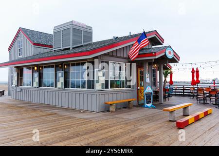 Santa Barbara, Californie - 20 avril 2024 : vue extérieure d'un restaurant côtier arborant un drapeau américain, des couleurs vives et une atmosphère accueillante Banque D'Images