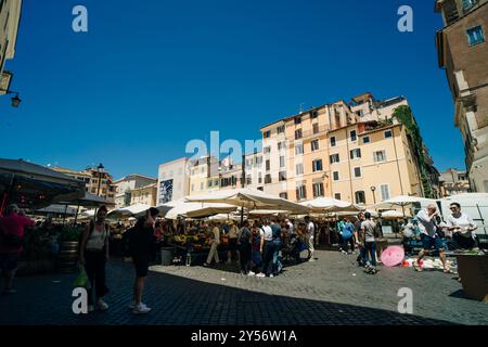 Rome Italie, 7 mars 2024 Campo de Fiori est une place rectangulaire au sud de la Piazza Navona à Rome, en Italie. Photo de haute qualité Banque D'Images