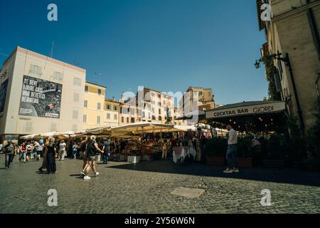 Rome Italie, 7 mars 2024 Campo de Fiori est une place rectangulaire au sud de la Piazza Navona à Rome, en Italie. Photo de haute qualité Banque D'Images