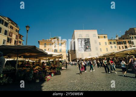 Rome Italie, 7 mars 2024 Campo de Fiori est une place rectangulaire au sud de la Piazza Navona à Rome, en Italie. Photo de haute qualité Banque D'Images