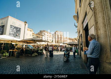 Rome Italie, 7 mars 2024 Campo de Fiori est une place rectangulaire au sud de la Piazza Navona à Rome, en Italie. Photo de haute qualité Banque D'Images