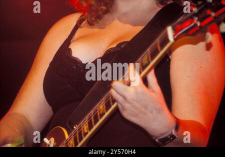 MARIE DU SANTIAGO, KENICKE, 1998 : la guitariste Marie du Santiago du groupe indépendant joue en concert au Reading Festival le 28 août 1998. Le groupe se sépare peu après en octobre. Photo : Rob Watkins. INFO : Kenickie, un groupe de rock indépendant britannique des années 90, a fait irruption sur la scène avec leur son énergique et leurs paroles irrévérencieuses. Des tubes comme « Punka » et « In Your car » ont mis en valeur leur attitude punk et leurs mélodies accrocheuses, ce qui leur a valu un succès culte à l'époque Britpop. Banque D'Images