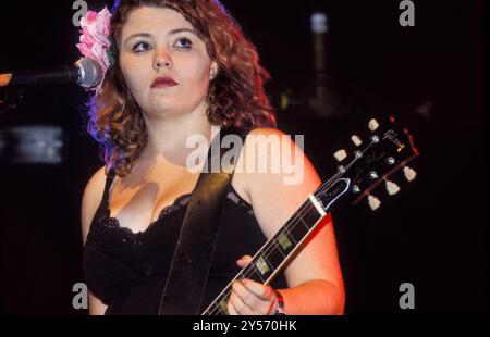 MARIE DU SANTIAGO, KENICKE, 1998 : la guitariste Marie du Santiago du groupe indépendant joue en concert au Reading Festival le 28 août 1998. Le groupe se sépare peu après en octobre. Photo : Rob Watkins. INFO : Kenickie, un groupe de rock indépendant britannique des années 90, a fait irruption sur la scène avec leur son énergique et leurs paroles irrévérencieuses. Des tubes comme « Punka » et « In Your car » ont mis en valeur leur attitude punk et leurs mélodies accrocheuses, ce qui leur a valu un succès culte à l'époque Britpop. Banque D'Images