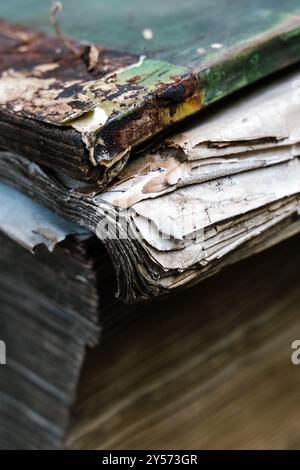 Livre historique endommagé dans une archive Banque D'Images
