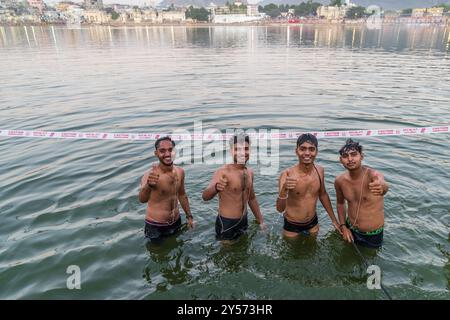 Pushkar, Rajasthan, Inde. 5 novembre 2022. Jeunes hommes nageant dans le lac Pushkar. Banque D'Images