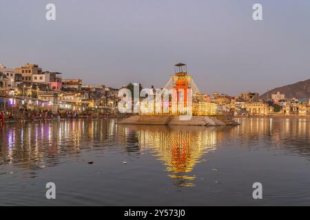 Pushkar, Rajasthan, Inde. 5 novembre 2022. Temple sur une île dans le lac Pushkar. Banque D'Images