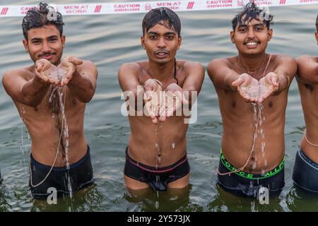 Pushkar, Rajasthan, Inde. 5 novembre 2022. Jeunes hommes nageant dans le lac Pushkar. Banque D'Images