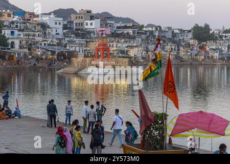 Pushkar, Rajasthan, Inde. 5 novembre 2022. Temple sur une île dans le lac Pushkar. Banque D'Images