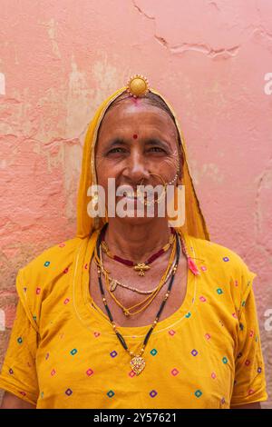 Pushkar, Rajasthan, Inde. 6 novembre 2022. Femme souriante avec un grand anneau nasal à Pushkar. Banque D'Images