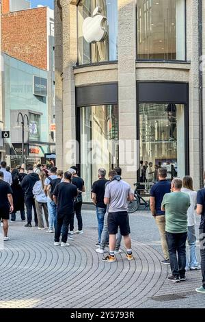 Warteschlange zur Abholung des iPhone 16 AM ersten Ausgabetag vor dem Apple-Store Schildergasse. Köln, 20.09.2024 *** queue pour récupérer l'iPhone 16 le premier jour d'émission devant l'Apple Store Schildergasse Cologne, 20 09 2024 Foto:XR.xSchmiegeltx/xFuturexImagex iphone 4904 Banque D'Images