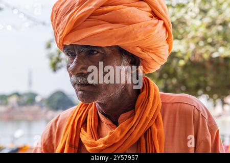 Pushkar, Rajasthan, Inde. 7 novembre 2022. Homme portant orange à Pushkar. Banque D'Images