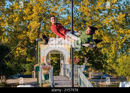 Spectacle de cirque 'Ven' de la 'si seul Company'. Amphithéâtre du port de Colombiers. Spectacle présenté dans le cadre de la scène à Hérault. Occitanie, France Banque D'Images