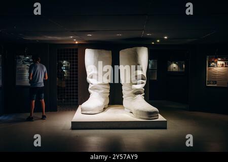 Budapest, Hongrie - 10 août 2024 : 'bottes de Staline', Memento Park ; vestiges du monument de Staline Banque D'Images