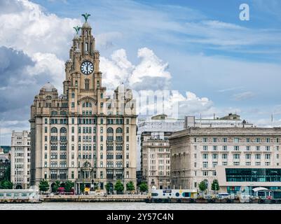 Les trois grâces, Cunard Building et Royal Liver Building, Pier Head, Liverpool, Angleterre, Royaume-Uni vu de Mersey Banque D'Images