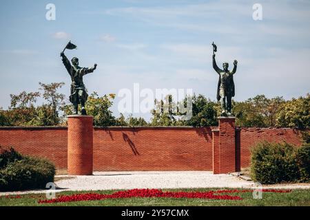 Budapest, Hongrie - 10 août 2024 : Memento Park, un musée en plein air à Budapest, dédié aux statues monumentales et aux plaques sculptées de Hongrie Banque D'Images