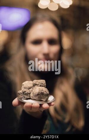 Truffe blanche d'Alba, bijou d'automne. Le 28 octobre est proche et la foire à la truffe 2024 d'Alba se réchauffe. Banque D'Images