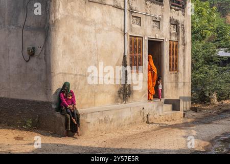 Tilora, Ajmer, Rajasthan, Inde. 9 novembre 2022. Les gens dans un village du Rajasthan. Banque D'Images