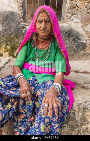 Tilora, Ajmer, Rajasthan, Inde. 9 novembre 2022. Femme âgée dans un village du Rajasthan. Banque D'Images