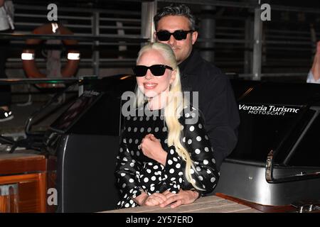 VENISE, ITALIE - 02 SEPTEMBRE : Lady Gaga et Michael Polansky arrivent à l'aereoport pour le 81e Festival international du film de Venise en septembre Banque D'Images