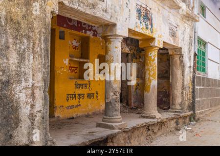 Tilora, Ajmer, Rajasthan, Inde. 9 novembre 2022. Colonnes sur un vieux bâtiment au Rajasthan. Banque D'Images