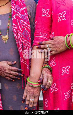 Tilora, Ajmer, Rajasthan, Inde. 9 novembre 2022. Deux femmes avec des mains décorées au henné. Banque D'Images