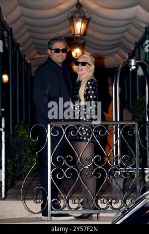 VENISE, ITALIE - 02 SEPTEMBRE : Lady Gaga et Michael Polansky arrivent à l'aereoport pour le 81e Festival international du film de Venise en septembre Banque D'Images