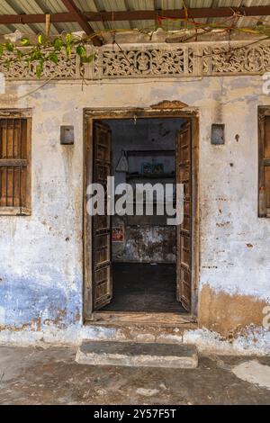 Tilora, Ajmer, Rajasthan, Inde. 9 novembre 2022. Ouvrez la porte sur un bâtiment au Rajasthan. Banque D'Images