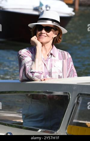 VENISE, ITALIE - AOÛT 29 : Sigourney Weaver arrive au Festival International du film de Venise à l'Hôtel Excelsior le 29 août 2024 à Venise, IT Banque D'Images