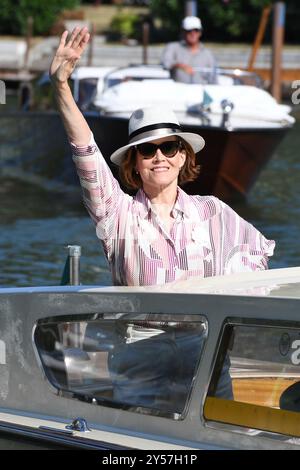 VENISE, ITALIE - AOÛT 29 : Sigourney Weaver arrive au Festival International du film de Venise à l'Hôtel Excelsior le 29 août 2024 à Venise, IT Banque D'Images