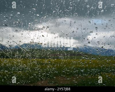 Des gouttes de pluie coulent le long de la fenêtre. Banque D'Images