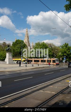 Tram dans les rues de Vienne, Autriche Banque D'Images