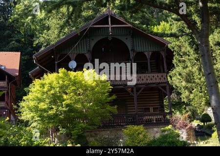 Miedzygorze, Pologne - 19 juin 2024 : vieilles belles maisons de villa historique dans le village de Miedzygorze dans les montagnes du massif de Snieznik, voïvodes dolnoslaskie Banque D'Images