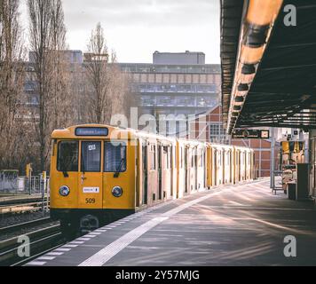 Berlin, Allemagne - 4 août 2023 : le U-Bahn s'arrête sur le quai de Warschauer Strasse à Berlin, Allemagne. Banque D'Images