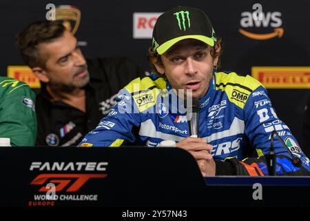 Monza, Italie. 20 septembre 2024. Valentino ROSSI (ITA) au volant de L'ÉQUIPE WRT #46 répond à la question du journaliste lors de la conférence de presse de la 8e édition du Fanatec GT World Challenge 2024 à l'Autodromo Nazionale de Monza (Italie). Crédit : Riccardo Righetti/Alamy Live News Banque D'Images