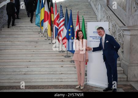 Naples - Naples le 20 septembre 2024, le ministre italien de la culture, Alessandro Giuli, reçoit la commissaire européenne à l'innovation, la recherche, la culture, l'éducation et la jeunesse, Iliana Ivanova, sur l'escalier monumental de l'escalier du Palais Royal à Naples. (NeaPhoto) usage éditorial uniquement Banque D'Images