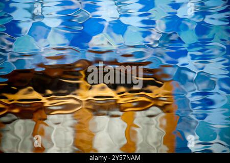 Barcelone, Espagne, 4 septembre 2008, les fenêtres en verre givré créent des reflets fascinants des couleurs vibrantes de Casa Batllós à Barcelone. Une vue imprenable sur pas Banque D'Images