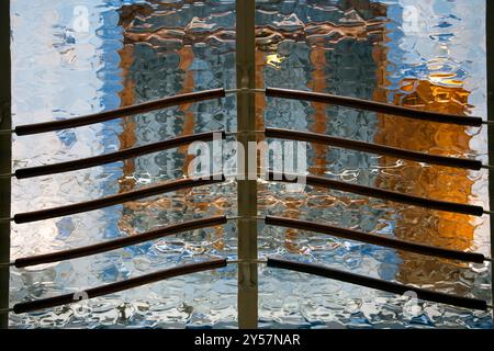 Barcelone, Espagne, 4 septembre 2008, verre givré présentant le design distinctif de la Casa Batllo de Gaudi située sur le Passeig de Gracia, Barcelone. Un maste Banque D'Images