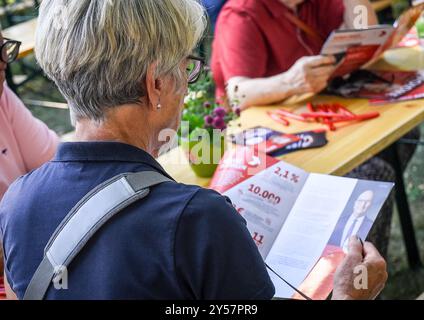 Politik, Buergerfest mit Dietmar Woidke in Oranienburg 20.09.2024, xdanx, Politik, Buergerfest mit Dietmar Woidke in Oranienburg,Wahlwerbung der SPD, v.l. Eine Bürgerin est ein Flyer der SPD Oranienburg Wassersportclub Möwe Brandenburg Deutschland DE *** Politics, Parti DES citoyens avec Dietmar Woidke in Oranienburg 20 2024 Möwe Banque D'Images