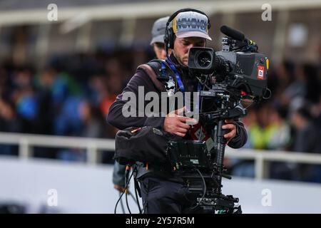 Télévision des cameramen vue lors du match de football UEFA Champions League 2024/25 phase - Matchday1 entre Atalanta BC et Arsenal FC au Gewiss Stadium Banque D'Images