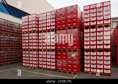 République tchèque, České Budějovice - 08 mai 2024 : caisses de bière à la brasserie Budweiser. Banque D'Images